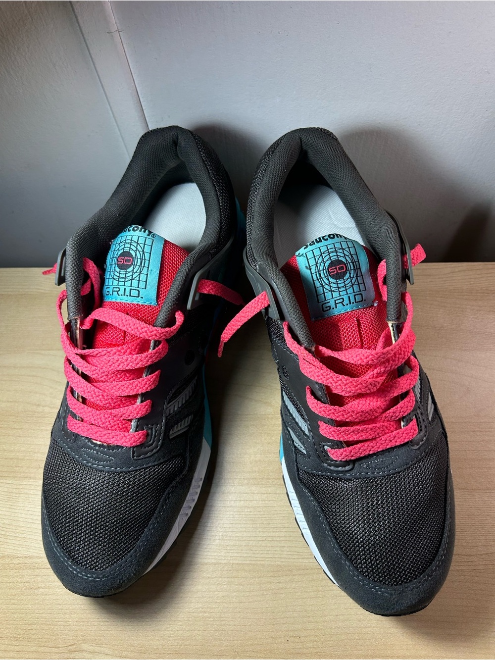 Saucony Black Sneakers with Hot Pink Laces and Teal Tongue